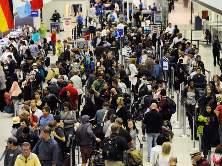 Cuándo comprar boletos de avión para viajar en Navidad y Año Nuevo - alg-crowd-jpg