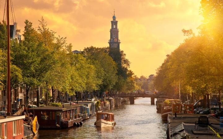 Los países más caros para viajar - amsterdam-canal-large