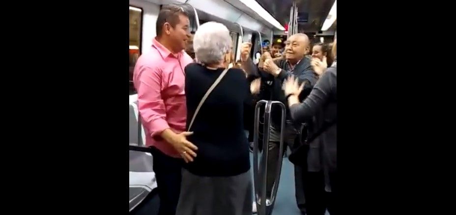 Video: pareja de ancianos bailan a medio vagón al ritmo de rap