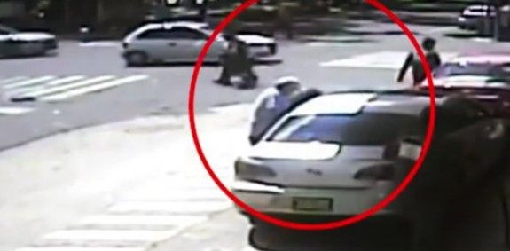 Video: roban a conductor mientras cargaba gasolina en la Roma