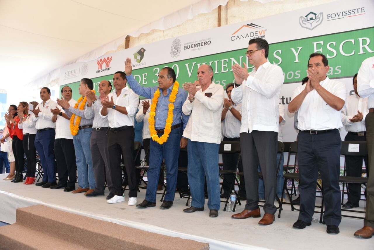 Héctor Astudillo coloca primera piedra de hospital de Petlatán