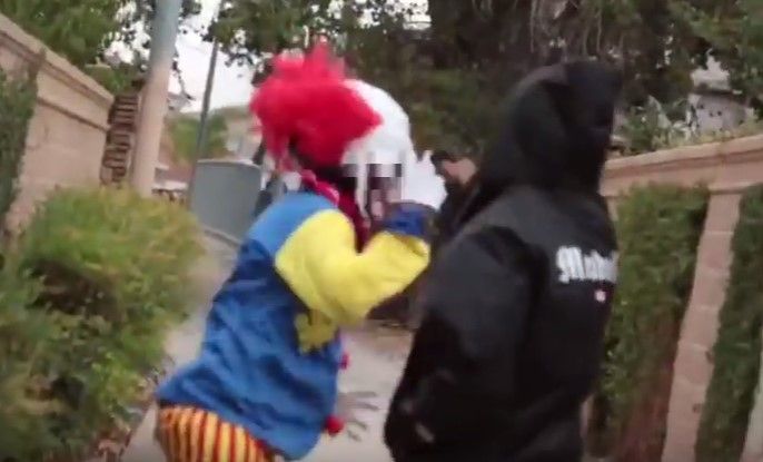 Hombre golpea con pistola a payaso bromista - ataque-a-payaso-I