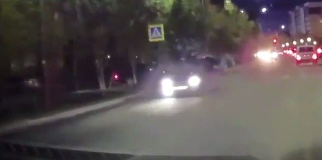 Video: auto impacta a cuatro hombres que salen proyectados