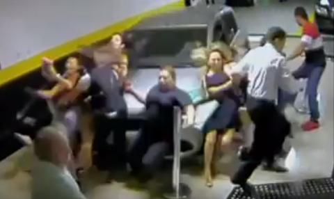 Video: conductora atropella y mata a dos mujeres afuera de un templo en Brasil