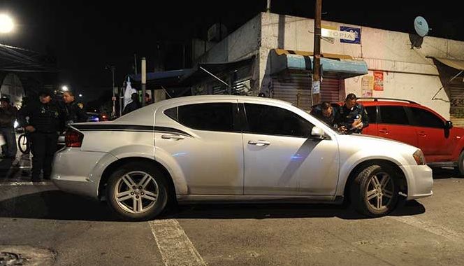 Abandonan dos vehículos con armas largas en la Venustiano Carranza