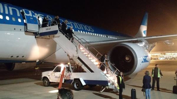 Avión aterriza de emergencia en Argentina por problema en turbina