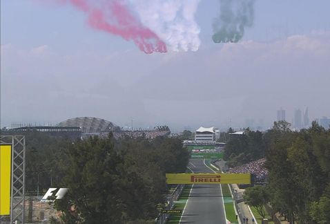Pilotos desfilan en autos clásicos - aviones-guerra-pintan-cielo-tricolor-gran_premio_mexico-milenio-la_aficion_MILIMA20161030_0223_30