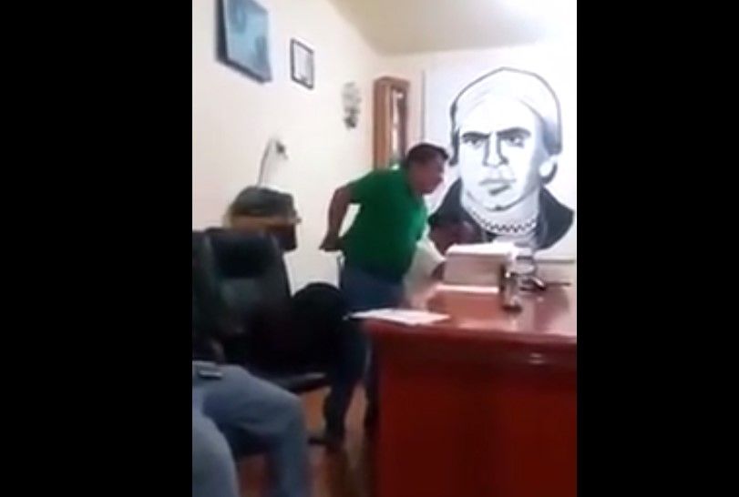 Video: agente municipal se autoencarcela por rascarse con bastón de mando