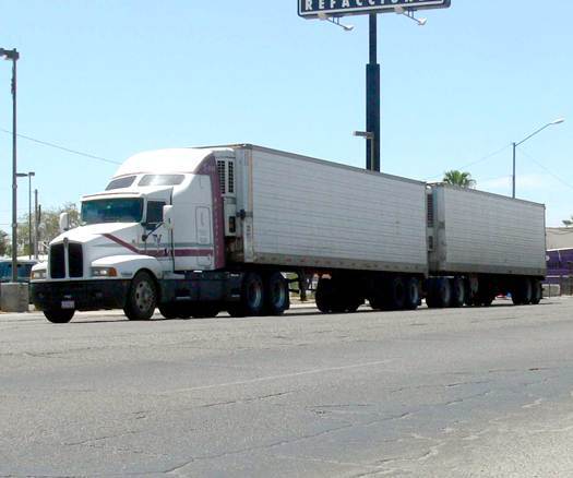 Camiones de doble remolque provocan mil muertes cada año