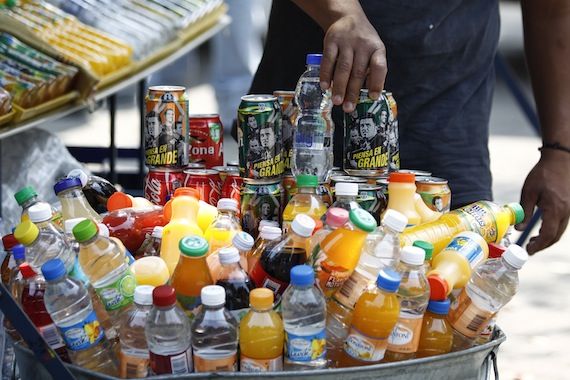 OMS pide aumento de 20 por ciento a bebidas azucaradas