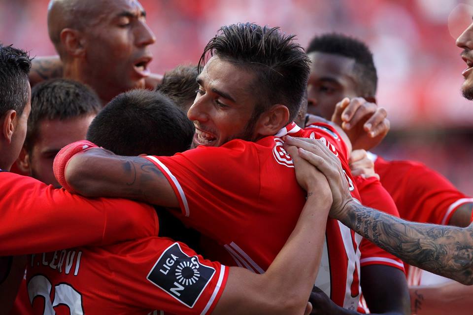 Benfica golea para mantenerse en la cima de la liga portuguesa