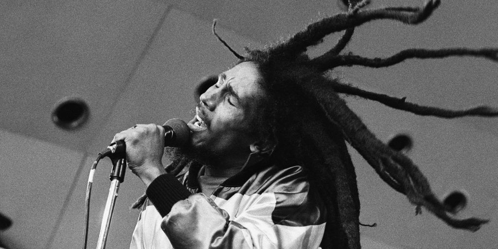 Las 13 celebridades muertas mejor pagadas de 2016 - bob-marley-1024x512