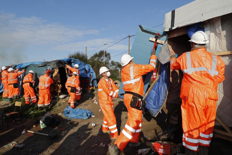 Desmantelan campamento de migrantes en Francia - calais-la-jungla