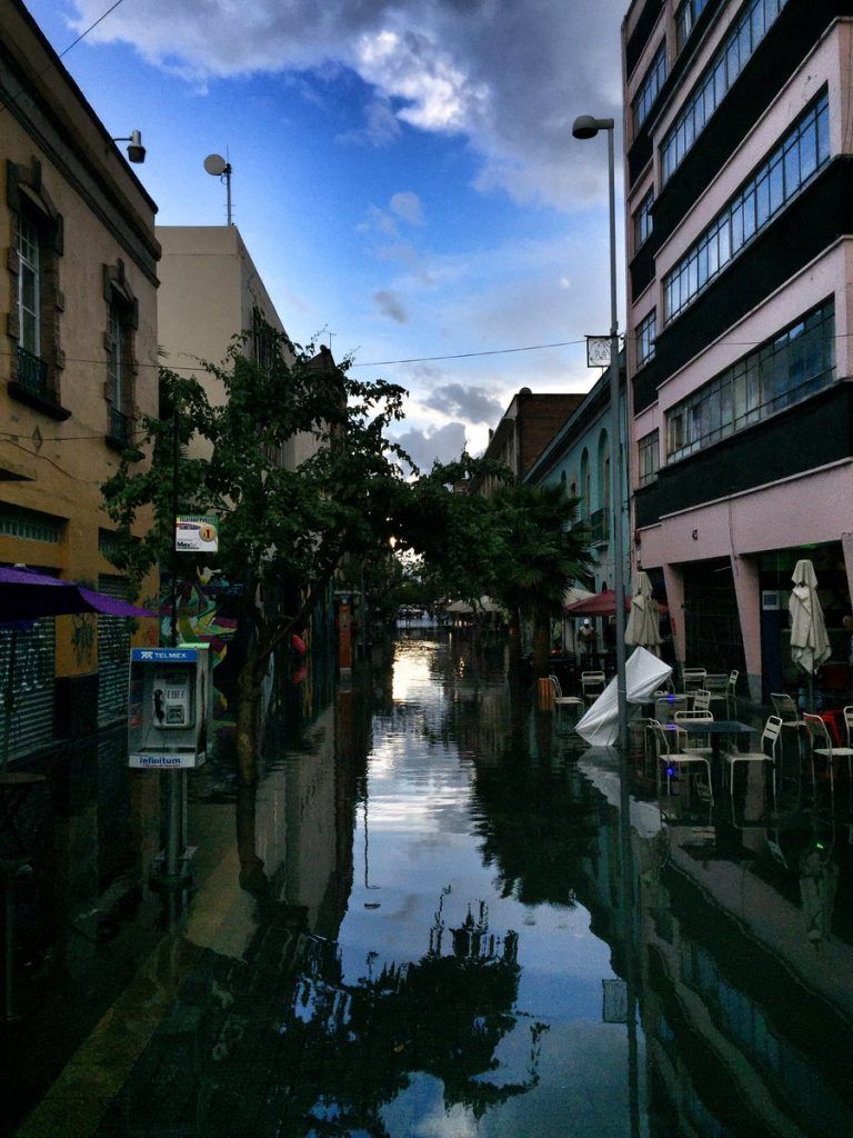Fuerte lluvia en la Ciudad de México - calle-de-regina-768x1024