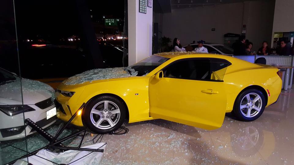 Niño de 7 años choca Camaro - camaro-1