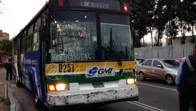 Muere pasajero que iba colgado de camión en Iztapalapa - camión-1