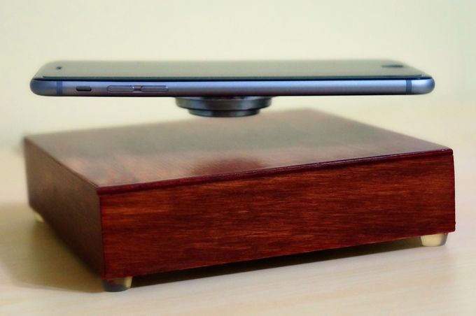 El cargador que hace levitar celulares