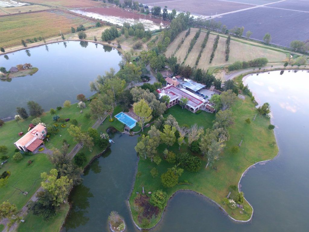 Líder taxista, dueño de casa de campo con laguna artificial y plaza de toros - castillo-taxista-leon-1-1024x768