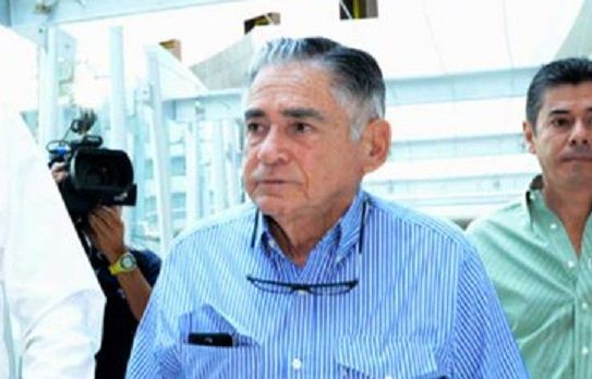 Líder taxista, dueño de casa de campo con laguna artificial y plaza de toros - castillo-taxista-leon-dueño