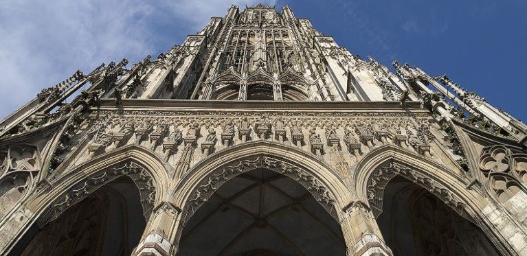 Orina daña la iglesia más alta del mundo