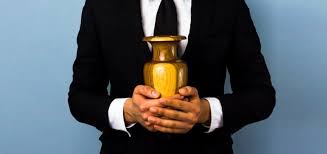 El Vaticano prohíbe esparcir, dividir o conservar las cenizas de los muertos