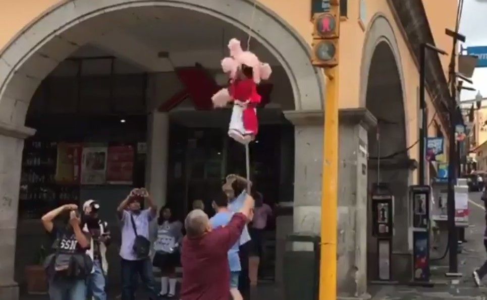 Rompen piñata con cara de Javier Duarte - cerdita-duarte