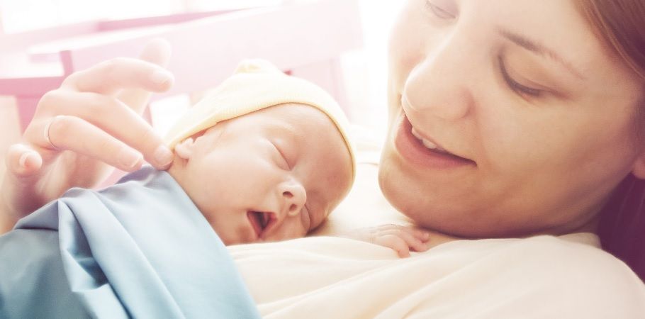 Hospital cobra a padres 35 dólares por cargar a su hijo recién nacido