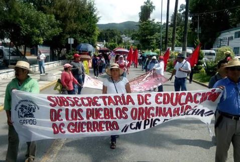 Maestros toman centros comerciales en Guerrero