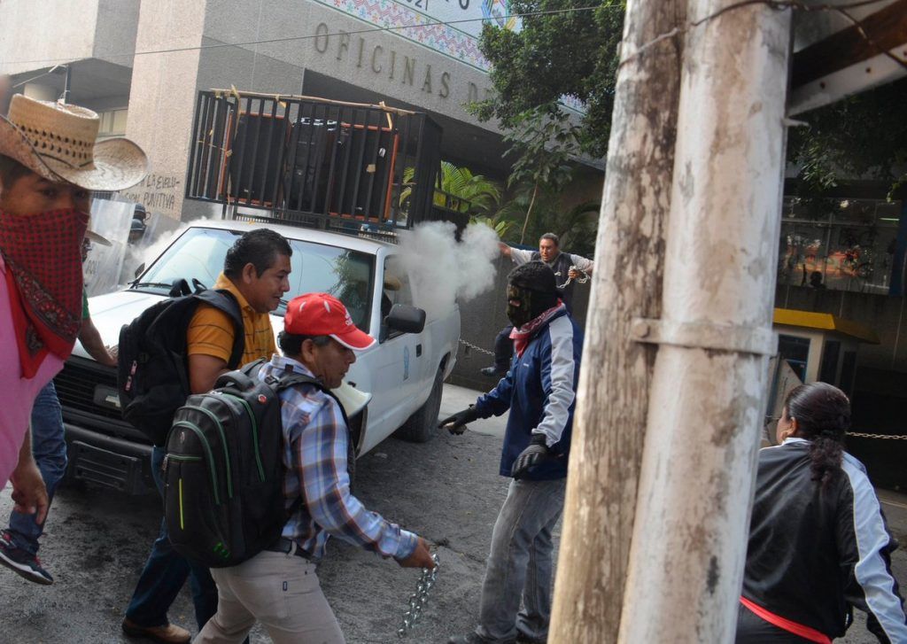 Maestros toman centros comerciales en Guerrero - ceteg-guerrero-1024x727