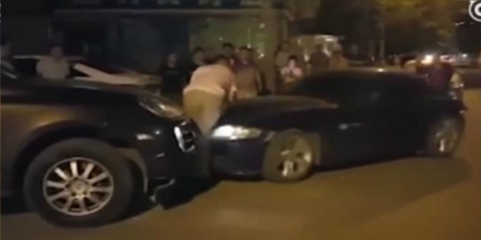 Video: confunde el freno con el acelerador y atropella a un hombre