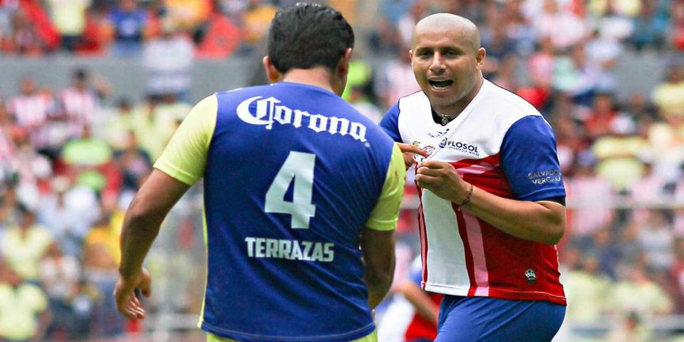 Chivas se impone al América en Clásico de leyendas