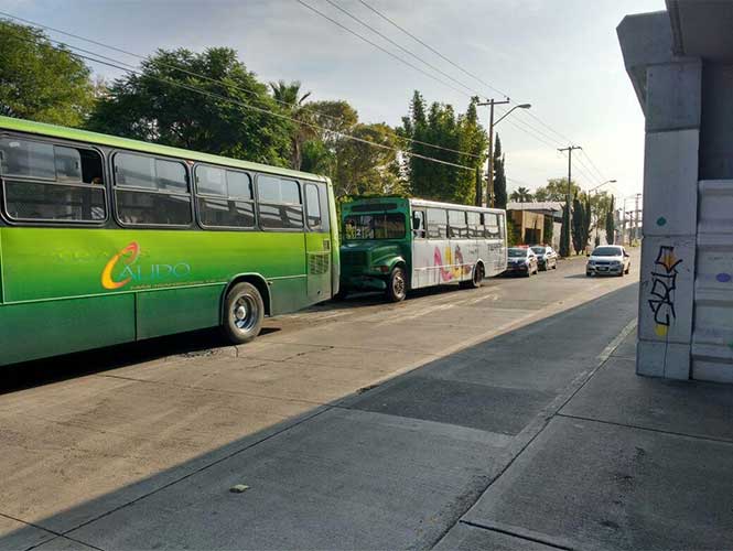 Chocan dos camiones en Aguascalientes Chocan dos camiones en Aguascalientes