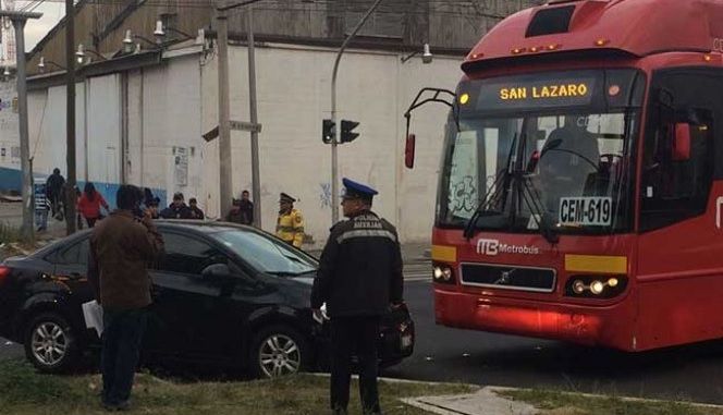 Choque entre Metrobús y auto deja dos lesionados