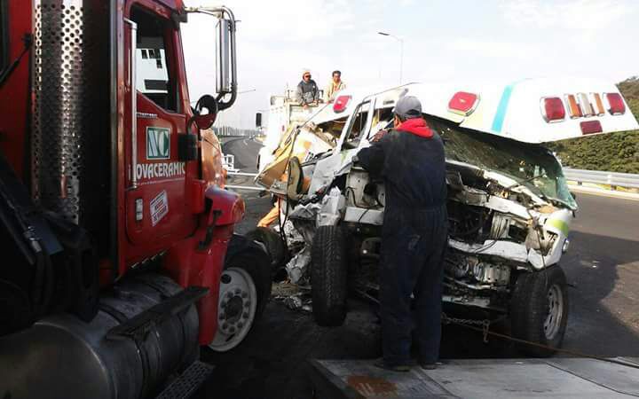 Choca tráiler con ambulancia en Autopista México-Toluca - choque-mexico-toluca-2
