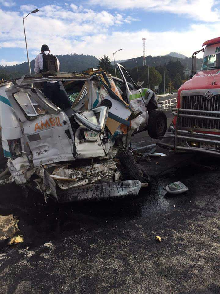 Choca tráiler con ambulancia en Autopista México-Toluca - choque-mexico-toluca-4