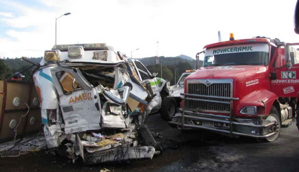Choca tráiler con ambulancia en Autopista México-Toluca
