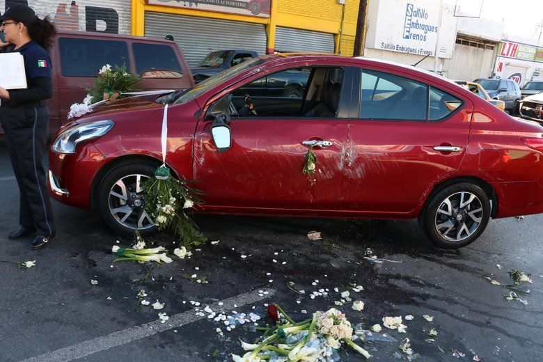 Choca auto que trasladaría a novios en Coahuila