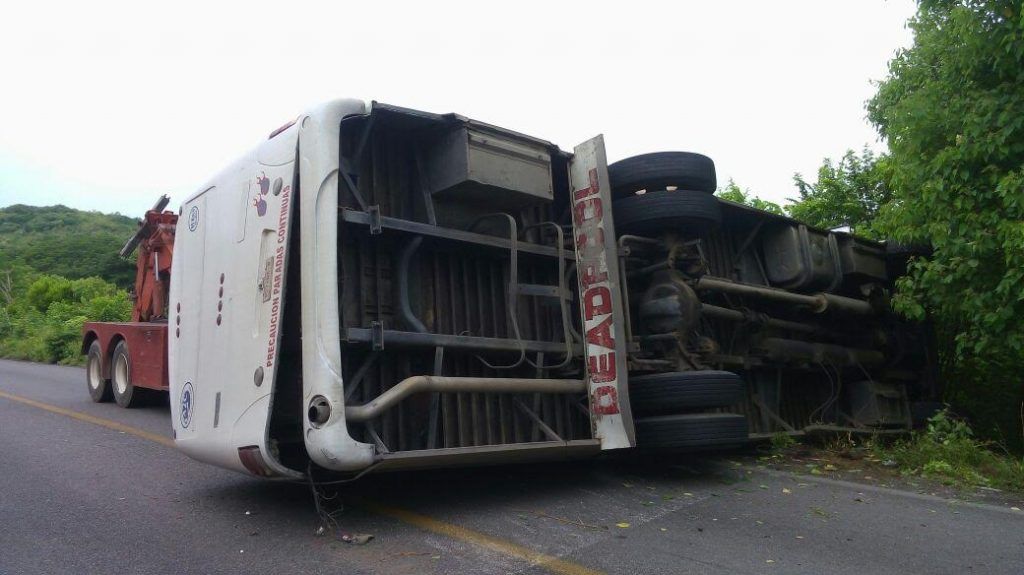 Choque en Guerrero deja nueve heridos - choque-petlatan-I-1024x575