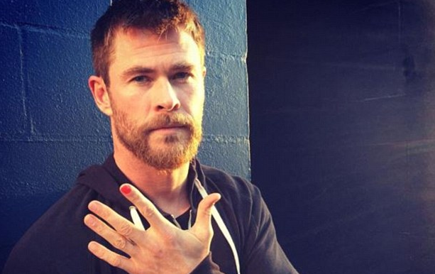 La razón por la que hombres se pintan las uñas en Instagram