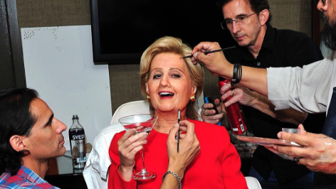 Katy Perry se disfraza de Hillary Clinton