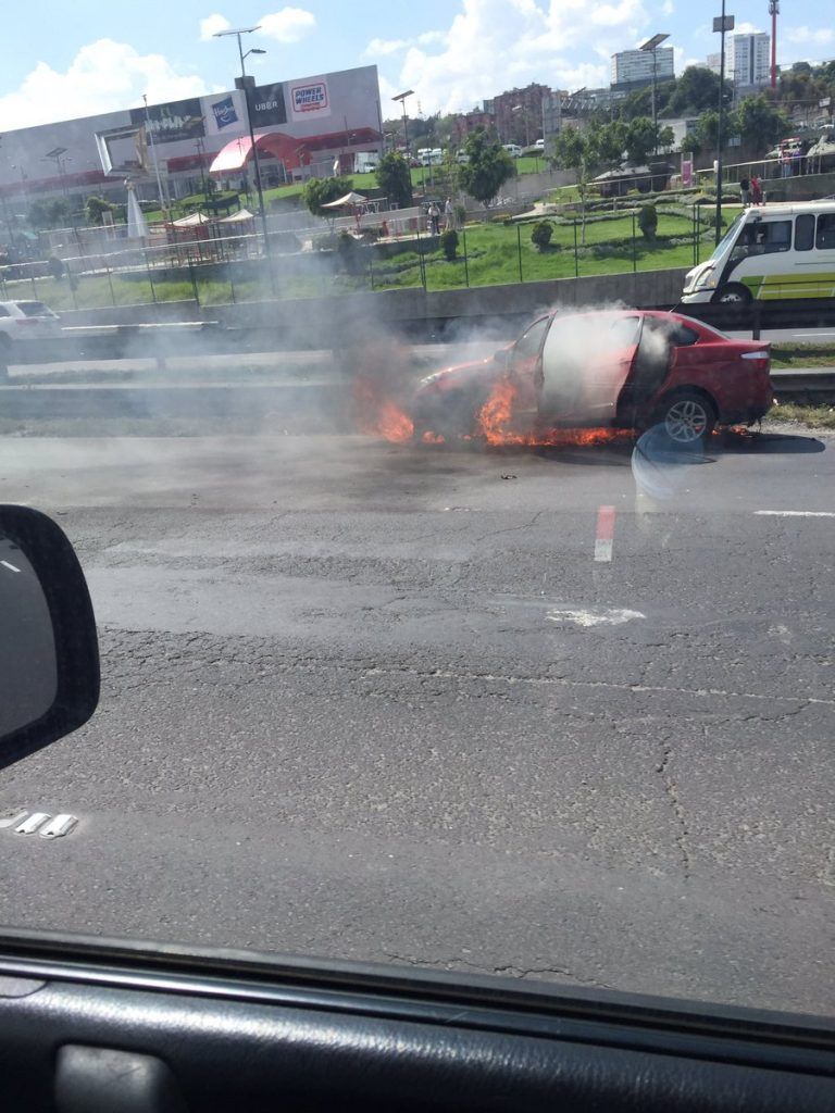 Auto se incendia en Periférico Norte - coche-perinorte-2-768x1024