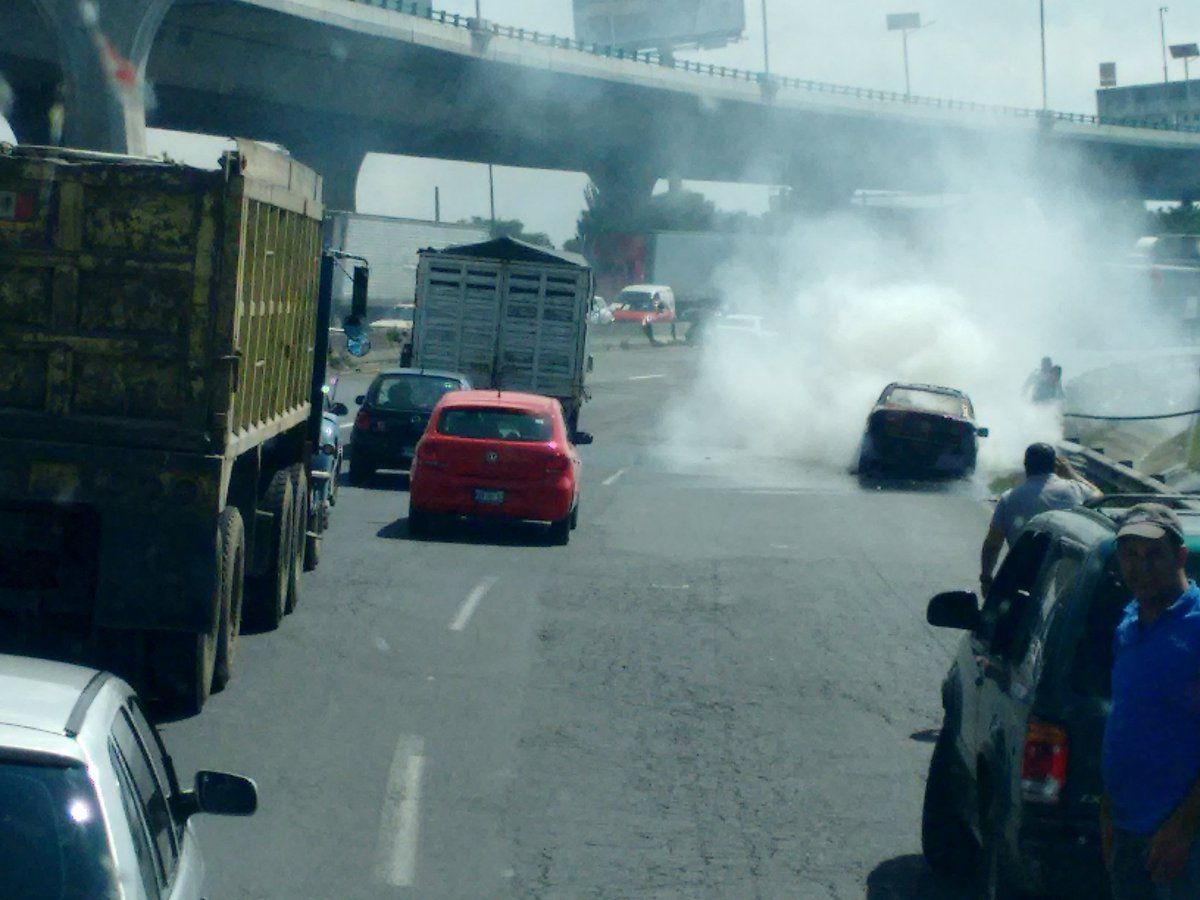 Auto se incendia en Periférico Norte