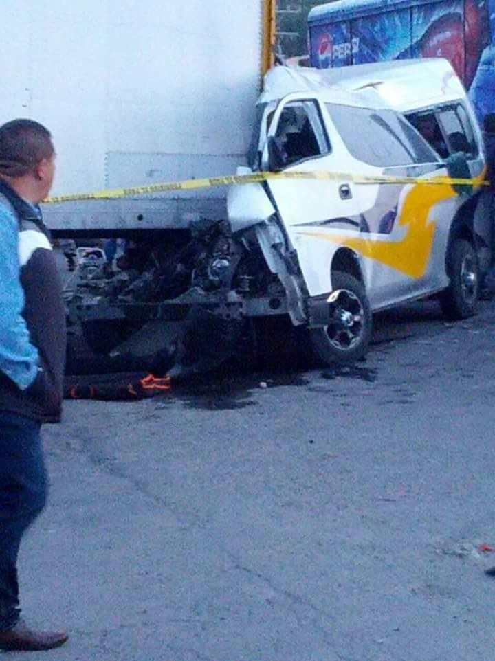 Muere al impactar su combi atrás de un camión - combi-1