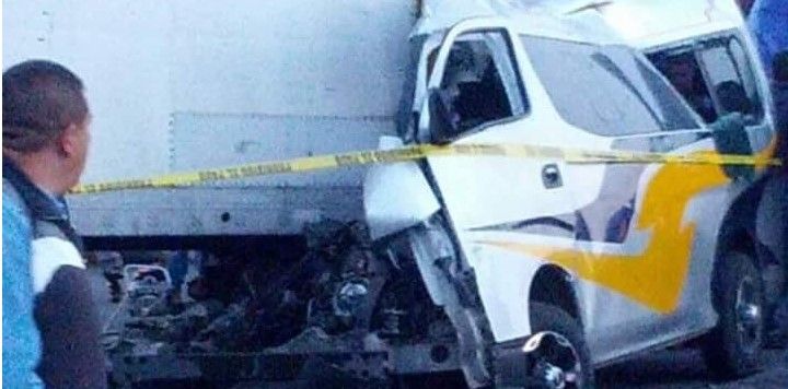 Muere al impactar su combi atrás de un camión