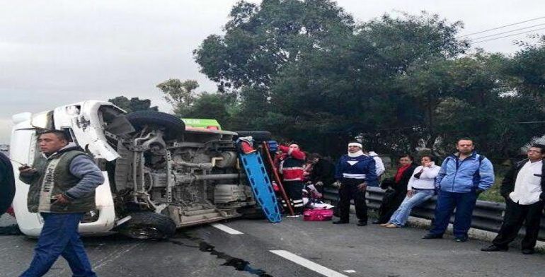 Volcadura en Circuito Mexiquense deja un muerto y 15 heridos