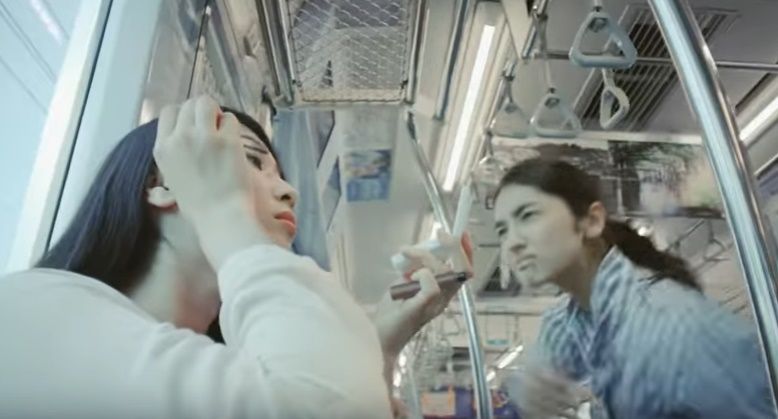 Comercial asegura que las mujeres que se maquillan en el metro son feas