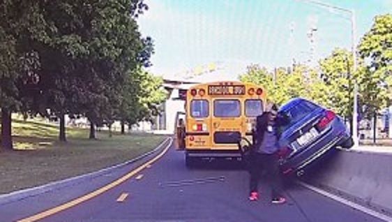 Video: conductor choca al tratar de rebasar a un autobús en Nueva York Video: conductor choca al tratar de rebasar a un autobús en Nueva York