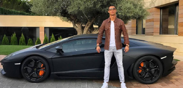 Se burlan de Cristiano Ronaldo en redes sociales por fotografía con Lamborghini nuevo