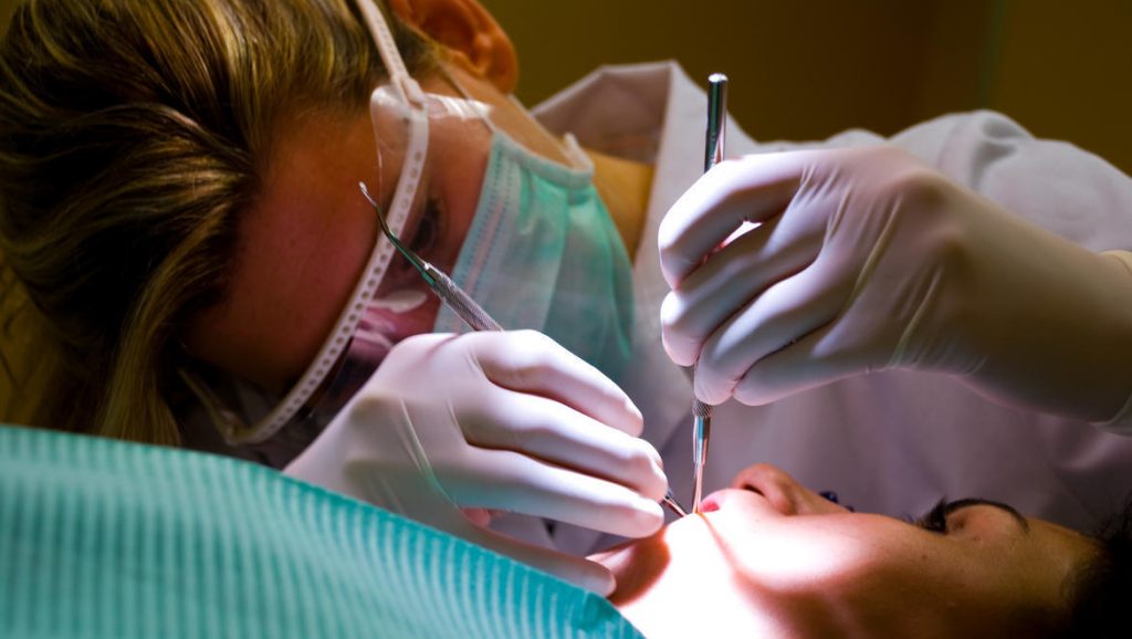 Ir al dentista reduce riesgo de desarrollar neumonía - dentistaI-1024x578