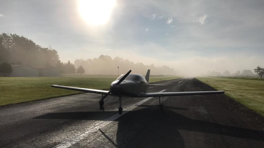 Construyen avión de madera en México